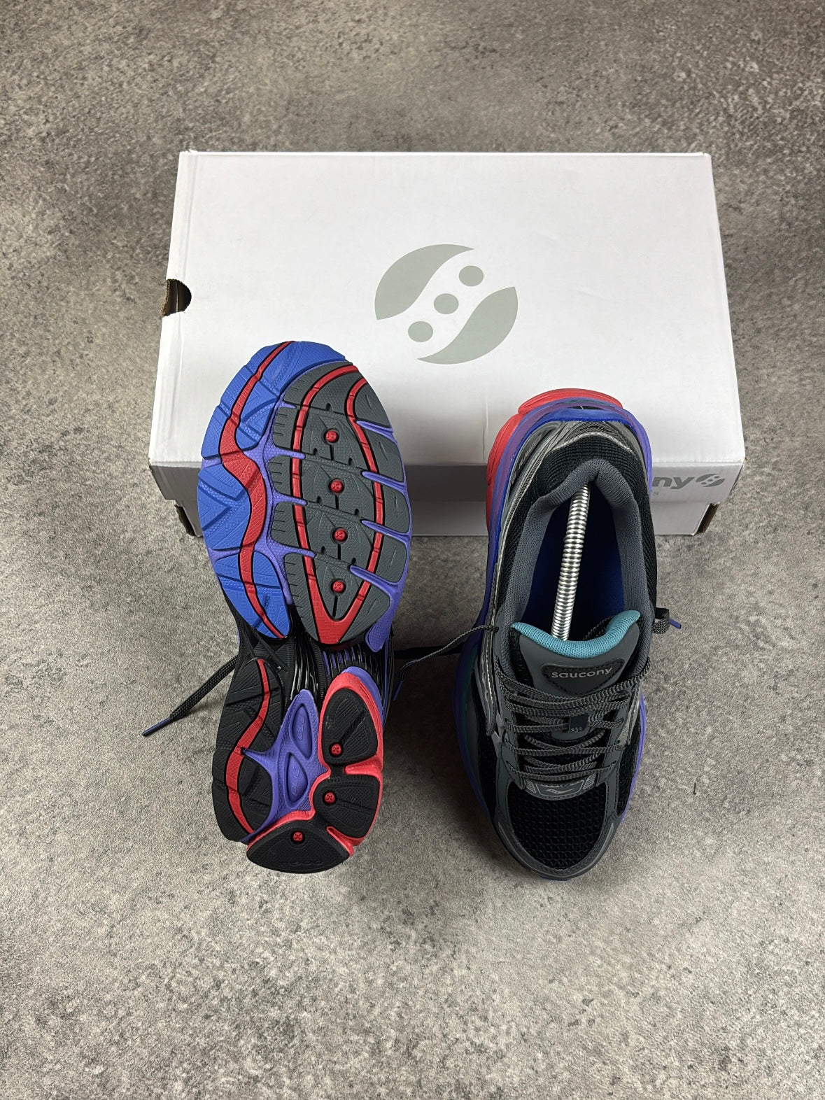 Saucony ProGrid Omni 9 Galaxy — sole and top with box